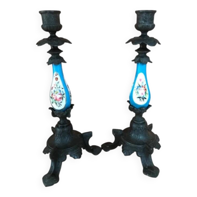 Paire de bougeoirs Art Nouveau en métal ciselé et porcelaine peinte à la main