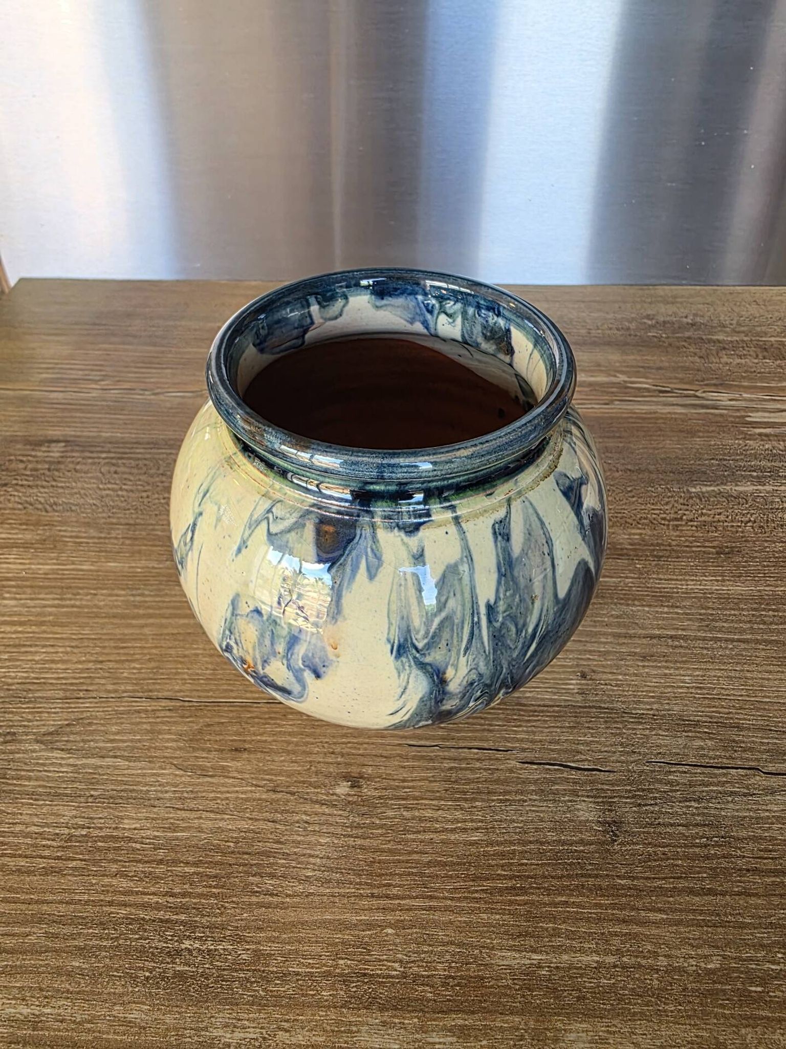 Round vase in chamotte clay / mixed with blue speckled glaze – Signed – H 13.5