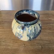 Round vase in chamotte clay / mixed with blue speckled glaze – Signed – H 13.5