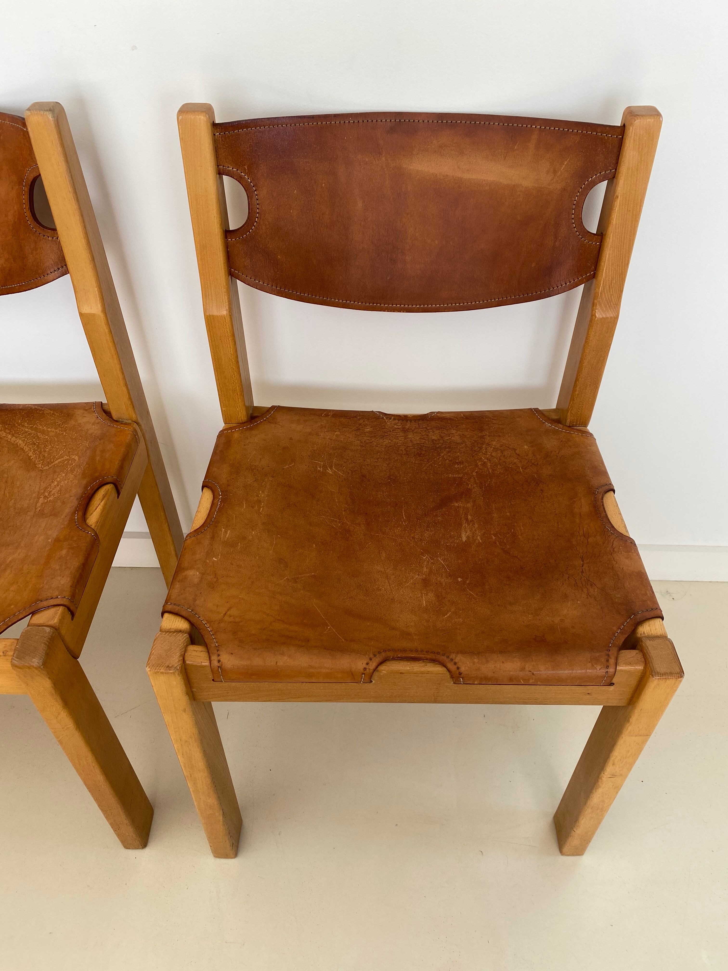 Suite of 4 chairs 60s in elm and leather Maison Regain