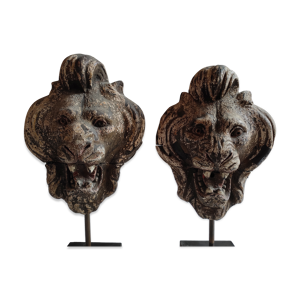 Paire de têtes de lion en bois