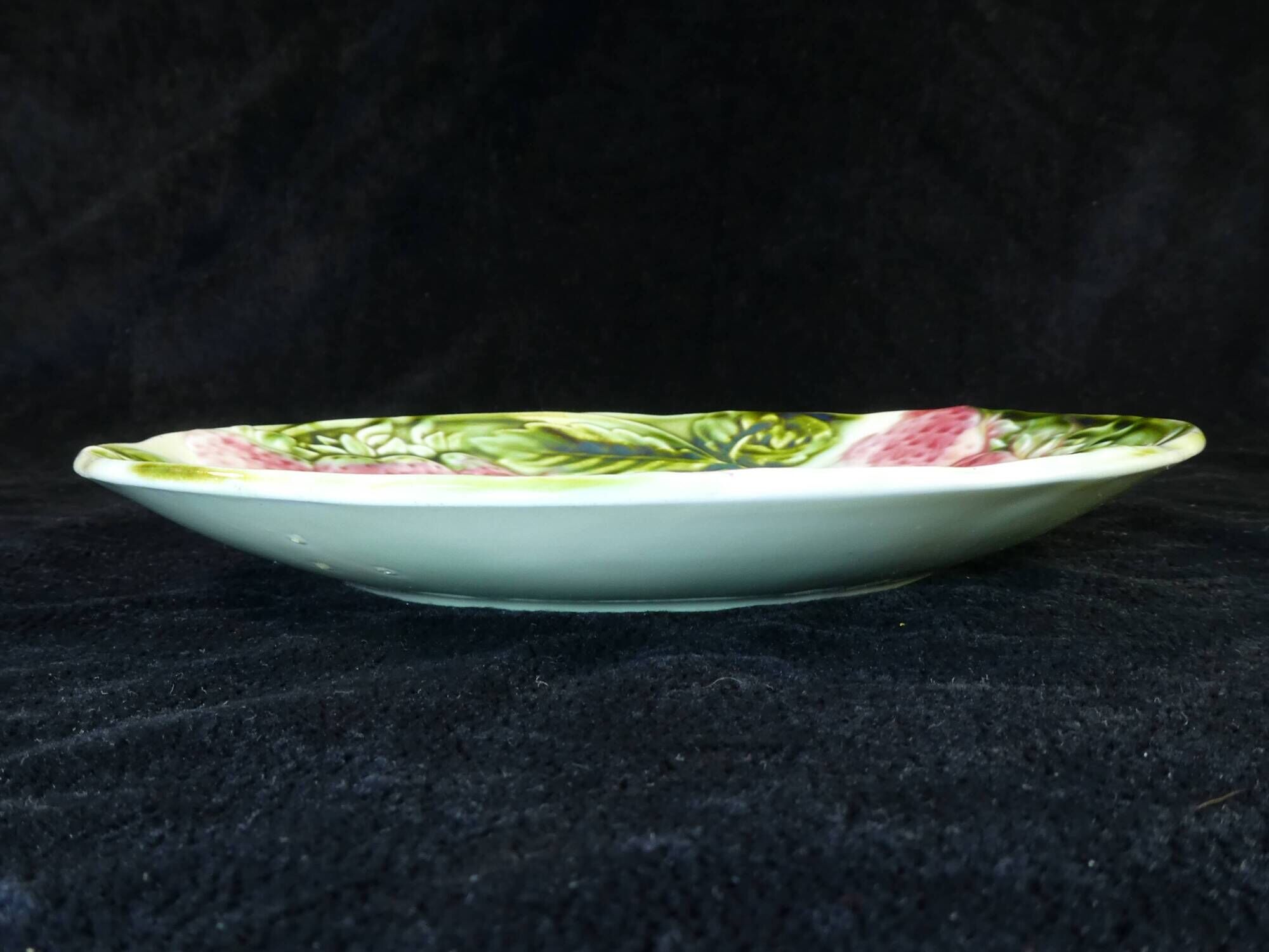 Plate in slurry with strawberry decoration and strawberry leaf
