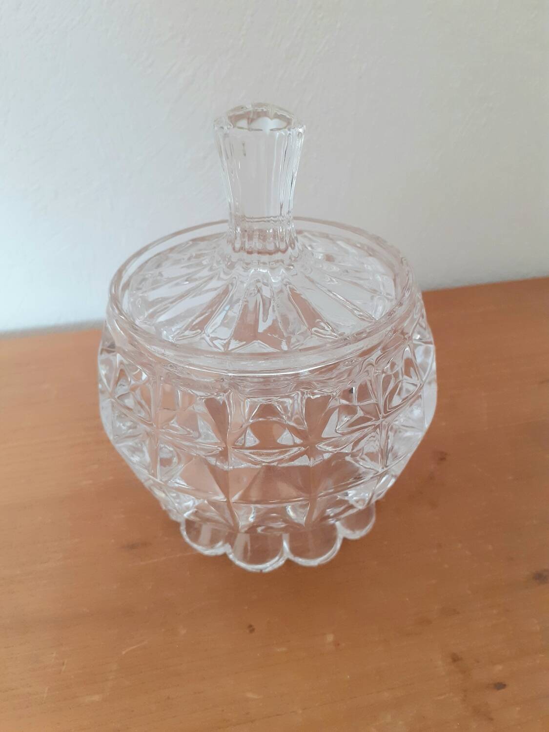 Small pot with chiseled crystal lid