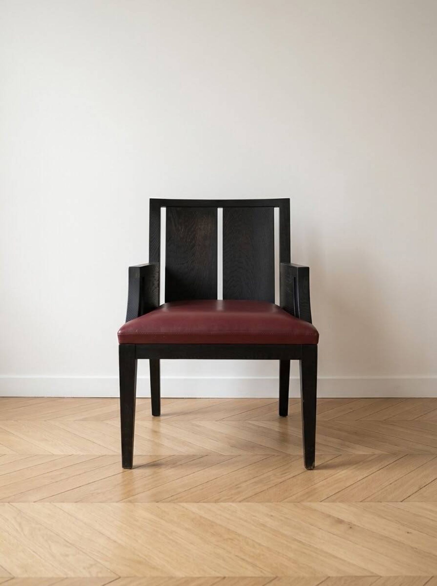 Fauteuil design Philippe Hurel modèle Wallis en cuir rouge et hêtre noir