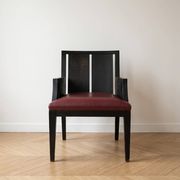 Fauteuil design Philippe Hurel modèle Wallis en cuir rouge et hêtre noir