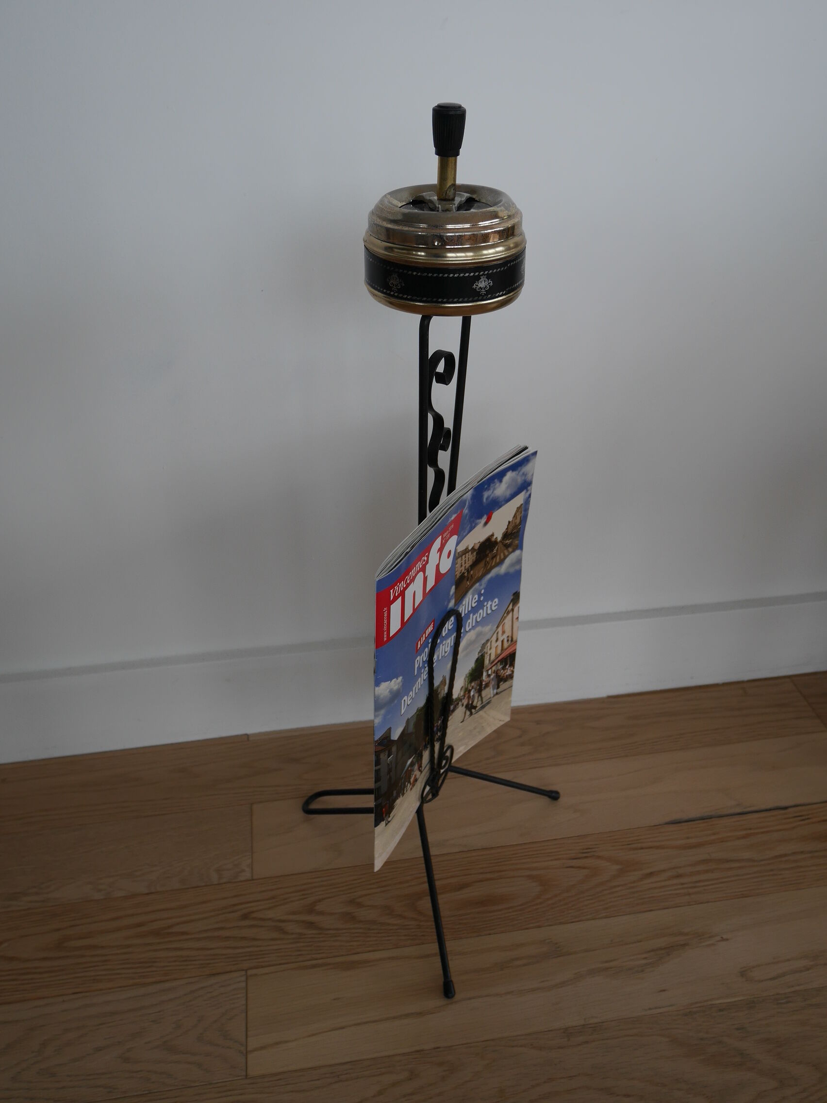 Ashtray Golden on magazine door foot wrought iron-black 50 s