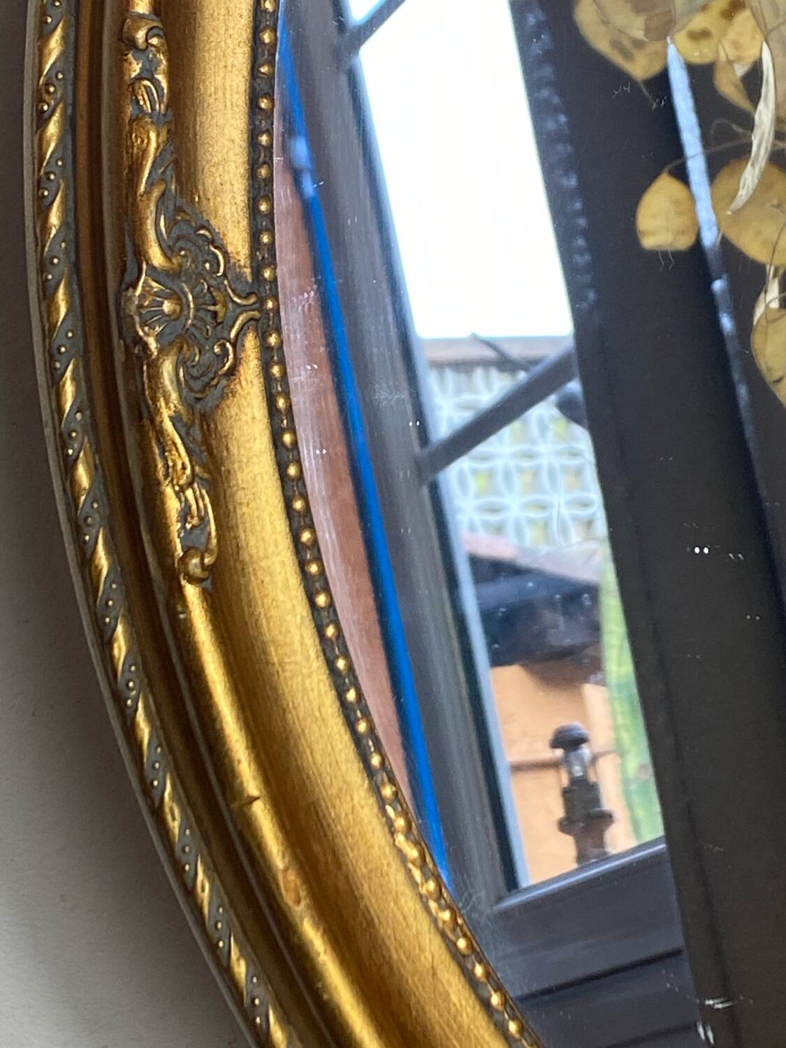 Oval-shaped gilded wooden mirror