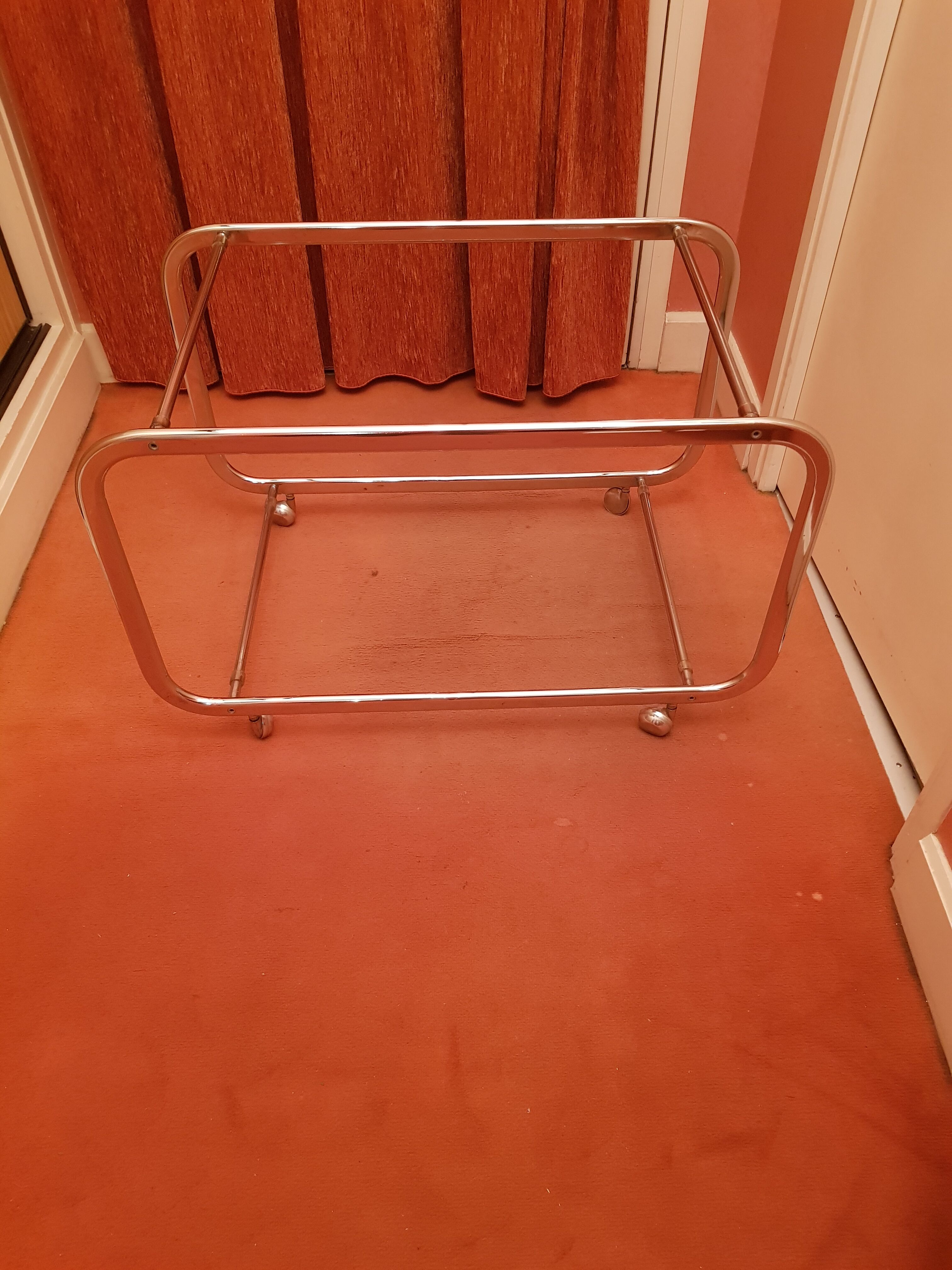 Coffee table with wheels and its two shelves give a smoked