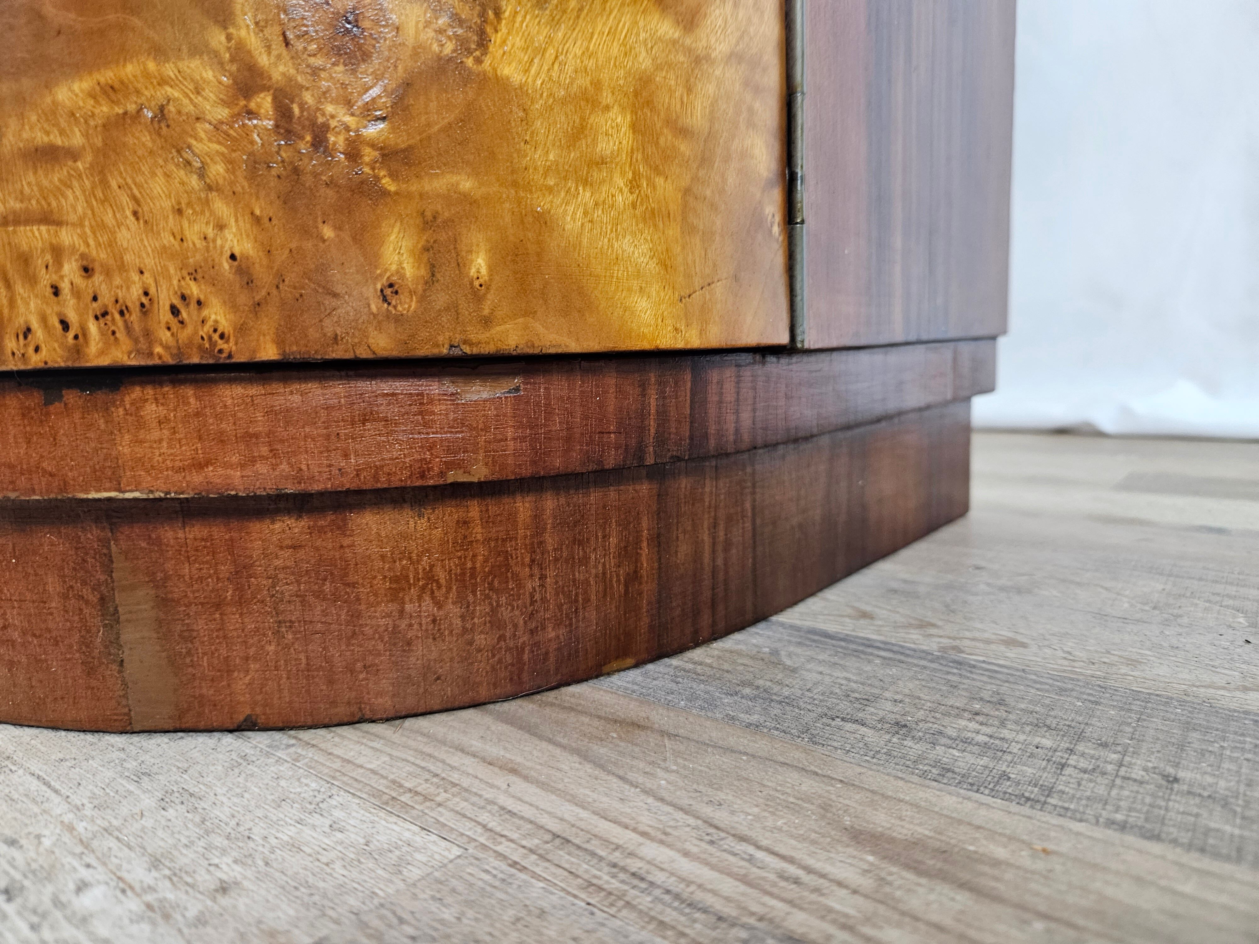 Pair of Art Decò bedside tables in walnut and thuja