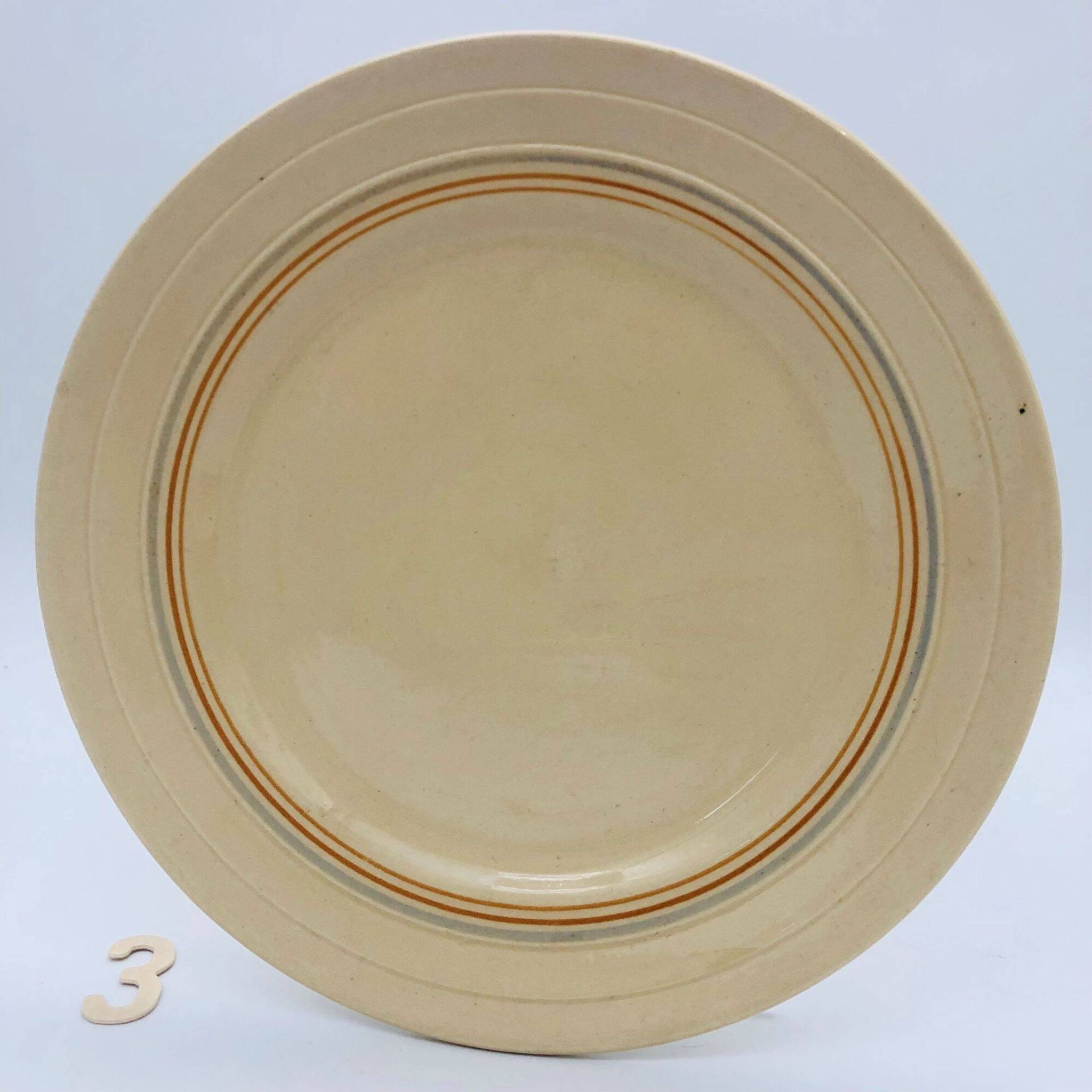 6 flat plates with a fine decoration of blue and gold borders.