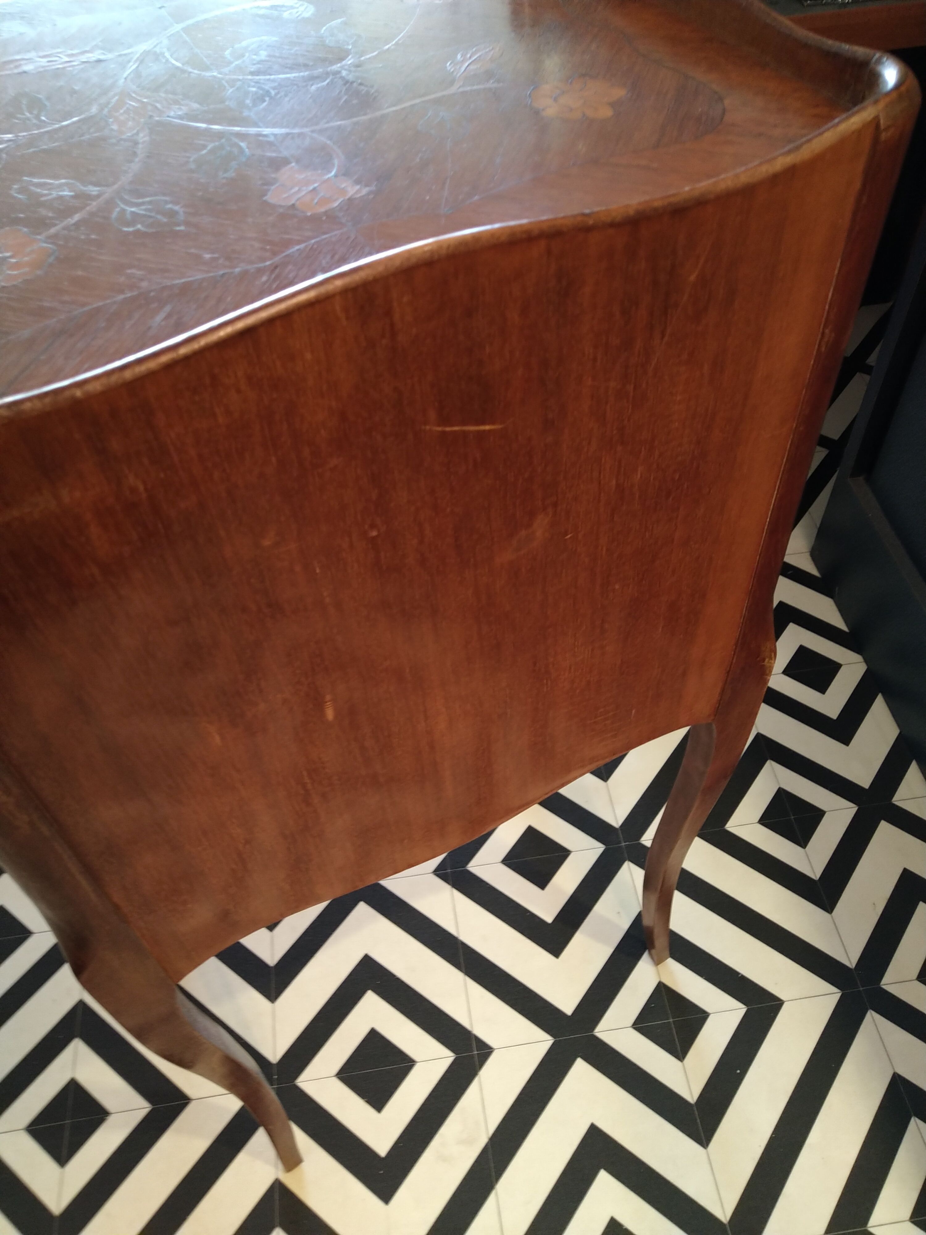 Bedside style transition floral décor