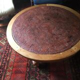 Round table in stone and wood
