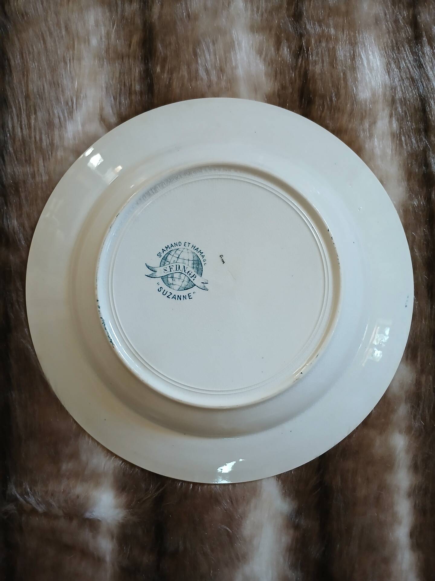 9 assiettes creuses anciennes dépareillées 