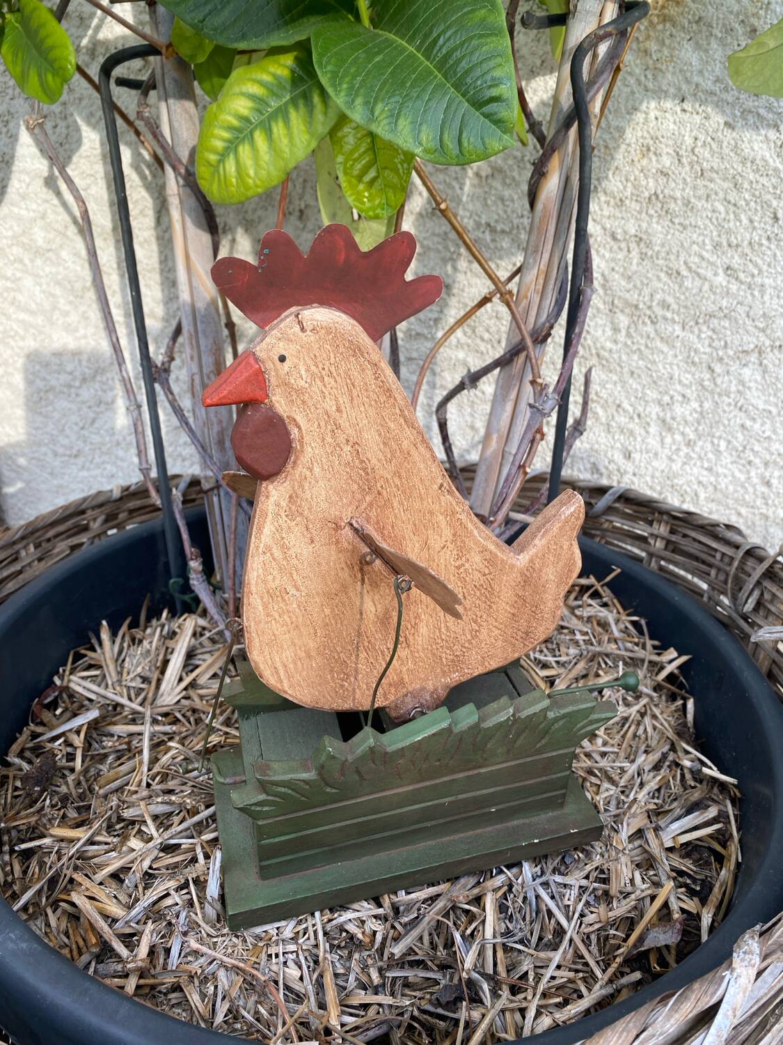 Mechanical wooden hen