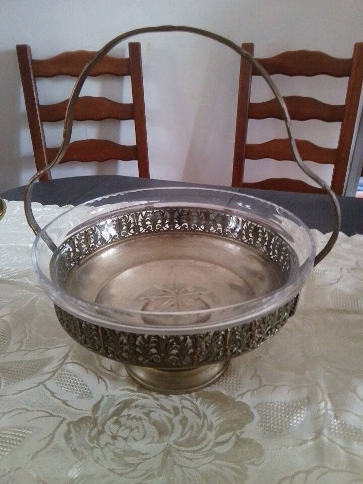 Very pretty compote / footed bowl with handle, with retro and elegant charm.