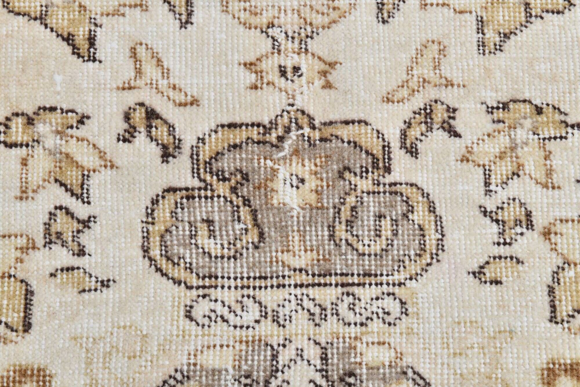 Vintage Turkish rug in beige and brown with floral medallion, 192 × 294 cm