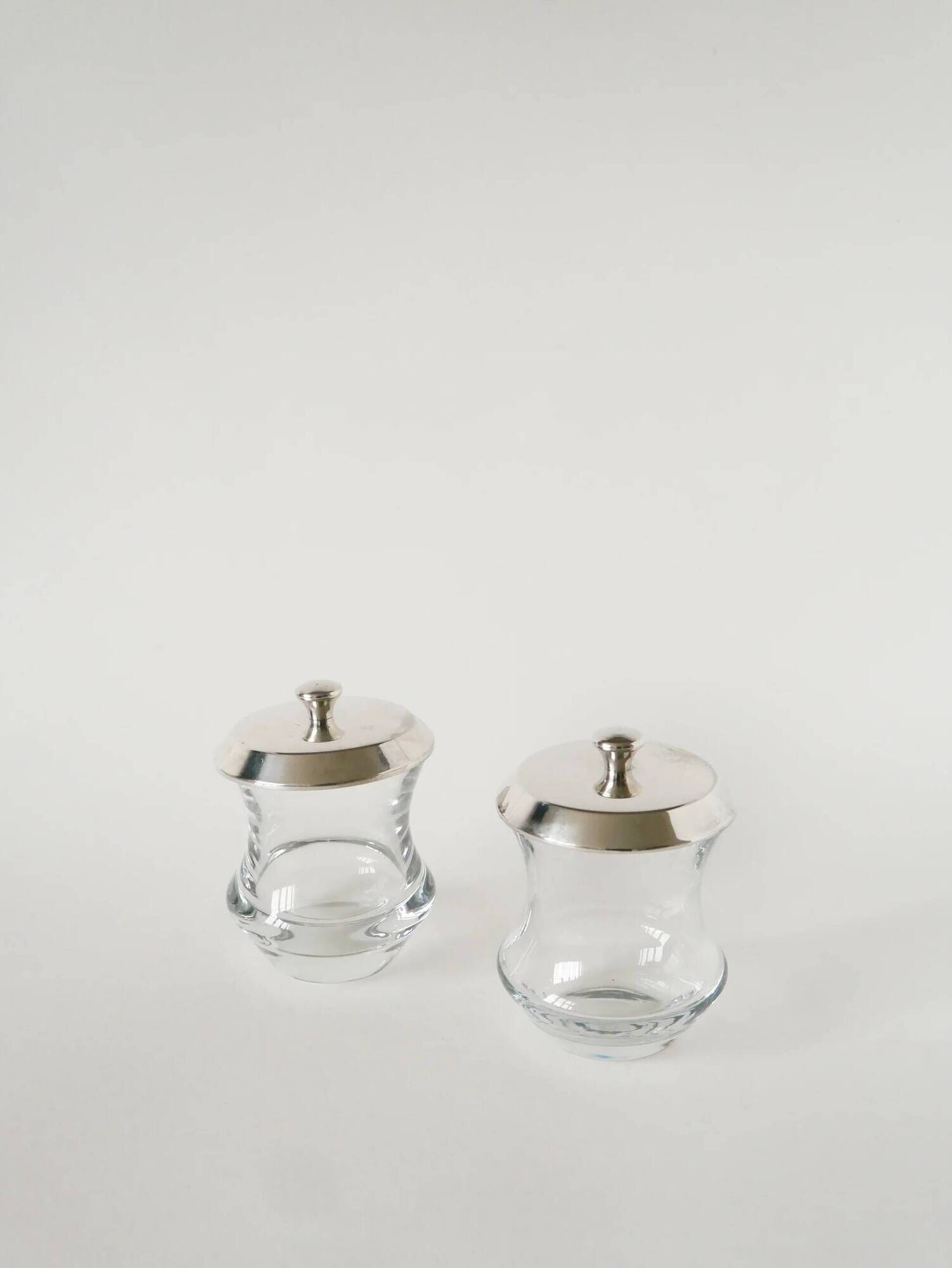 Pair of crystal and silver-plated condiment pots, Saint Hilaire, 1960.