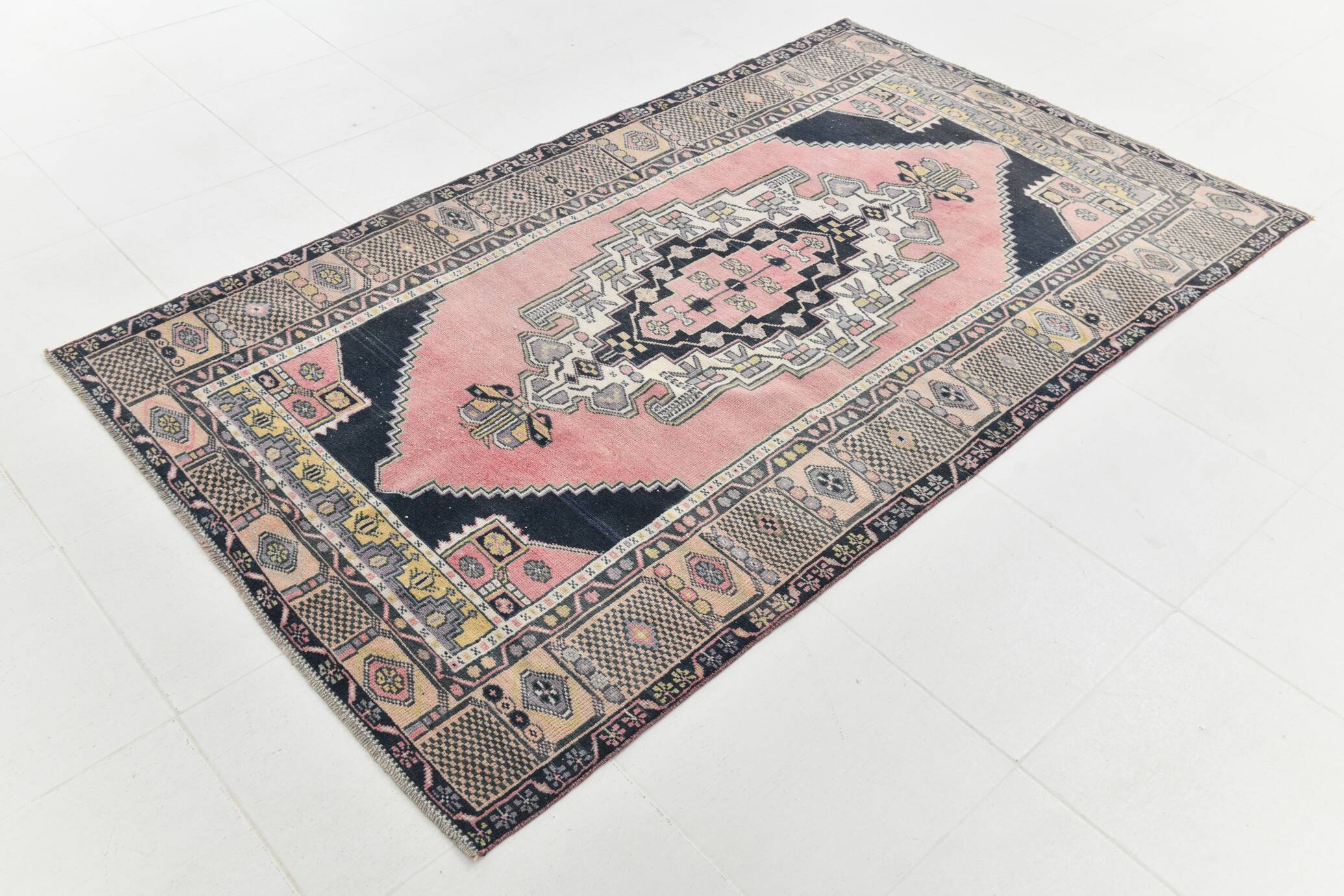 Tapis vintage oriental fait main rose et crème 4x7, 130x225 cm