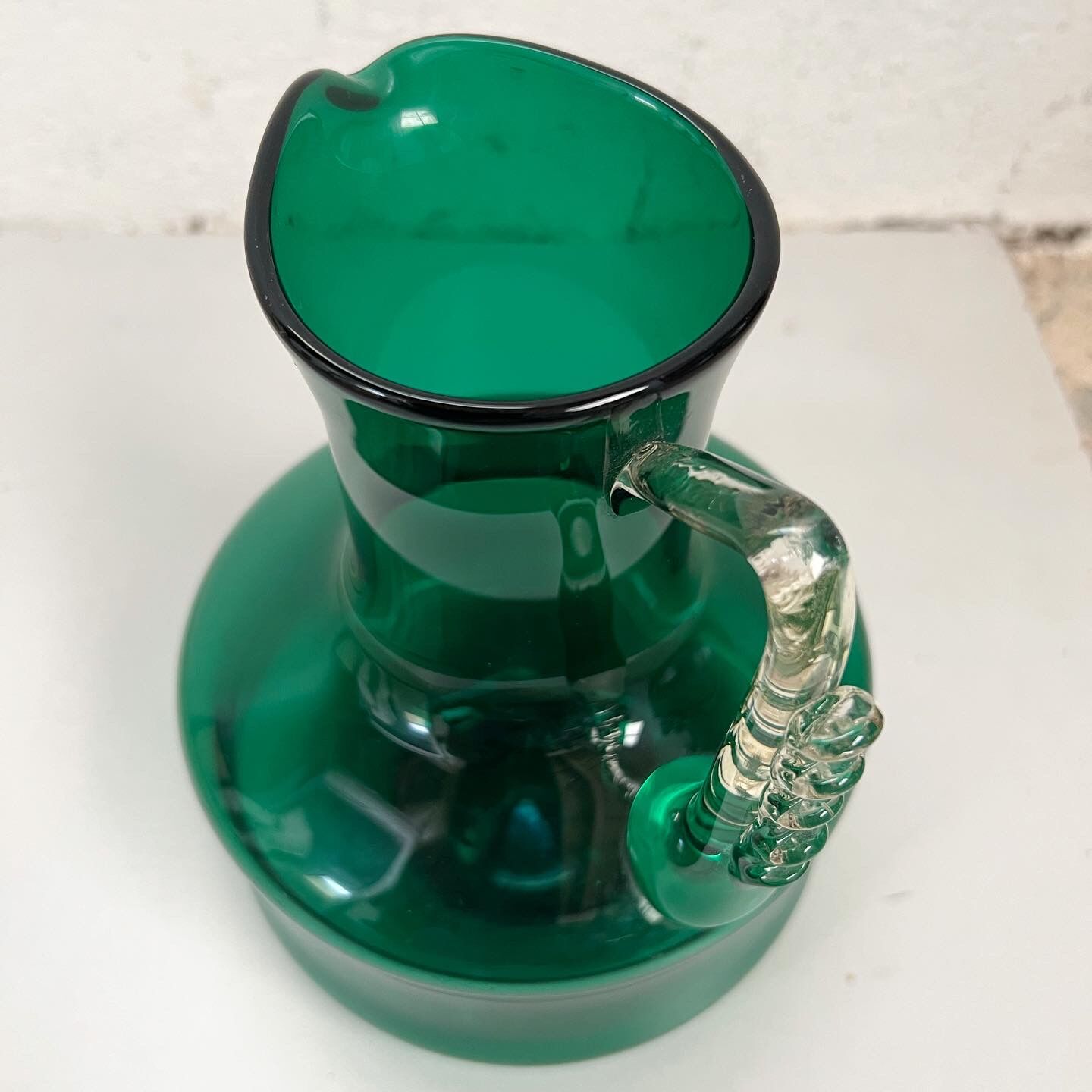 Pichet en verre soufflé vert vintage