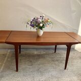 Table with Scandinavian-style extension spieces