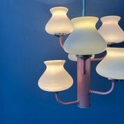 Lustre mid-century en verre opaline blanc avec structure rose