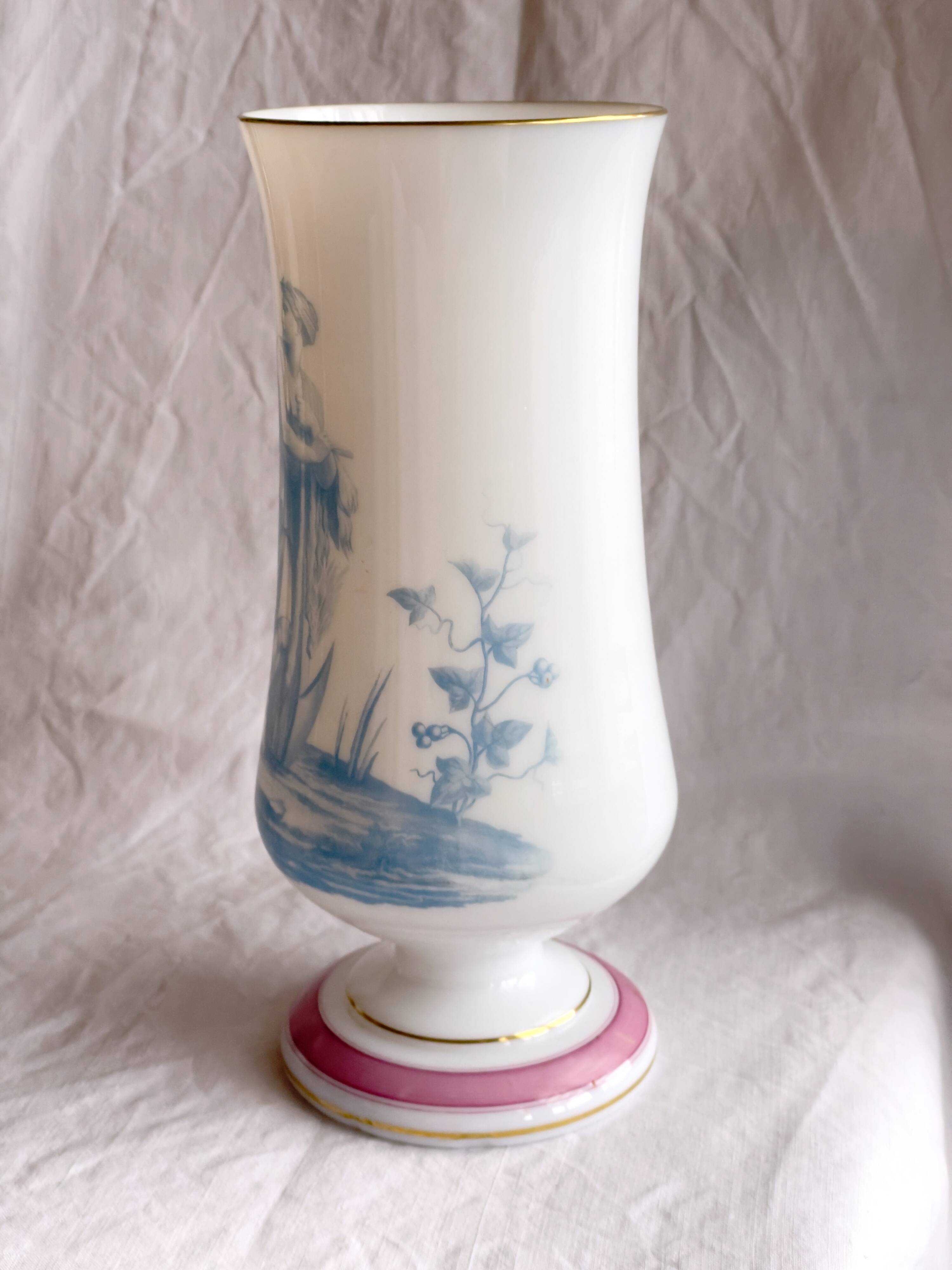 Grand Vase Opaline 19ème Siècle décor à l'antique