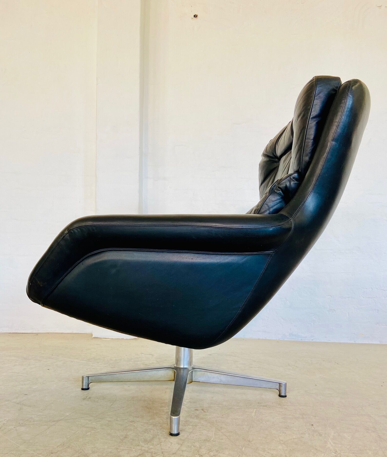 Vintage Danish swivel chair in black leather by Bramin