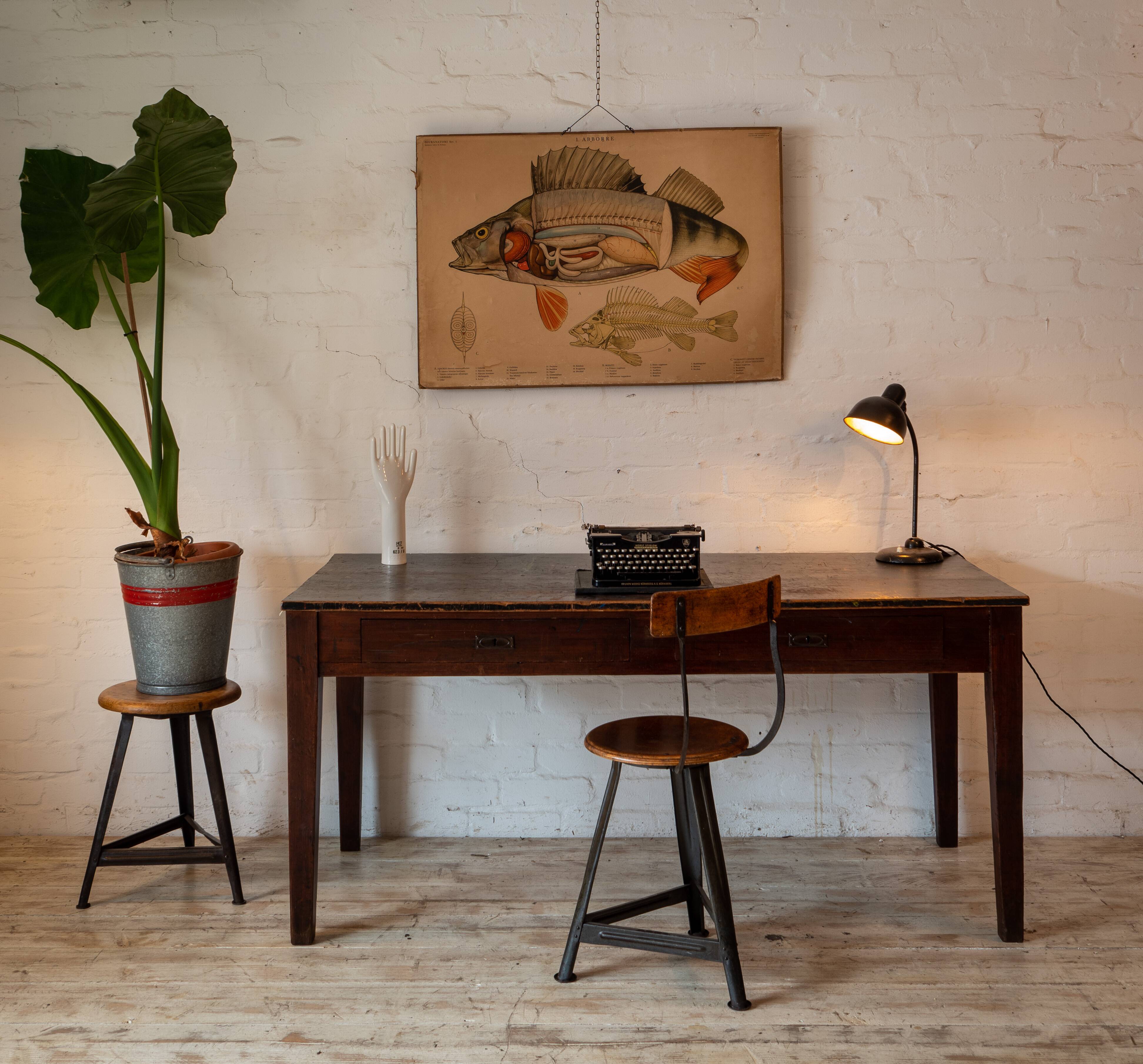 Table antique avec 2 tiroirs en patine