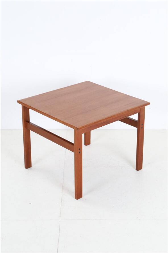 Illum Wikkelsø / Niels Eilersen “Capella” teak side table / 1960s / Danish modern design