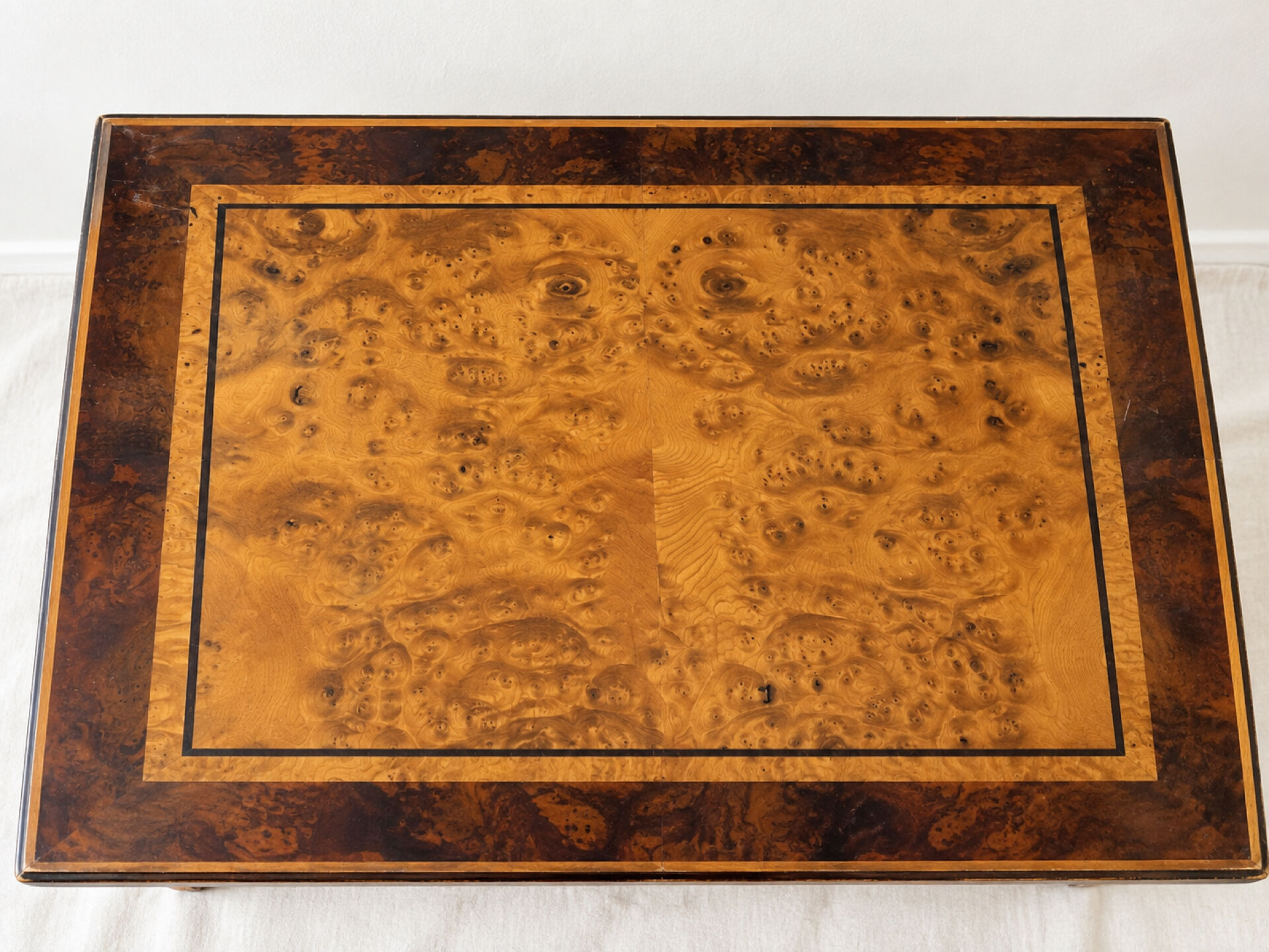 Table basse vintage en loupe d’orme et noyer, laque noire – années 70