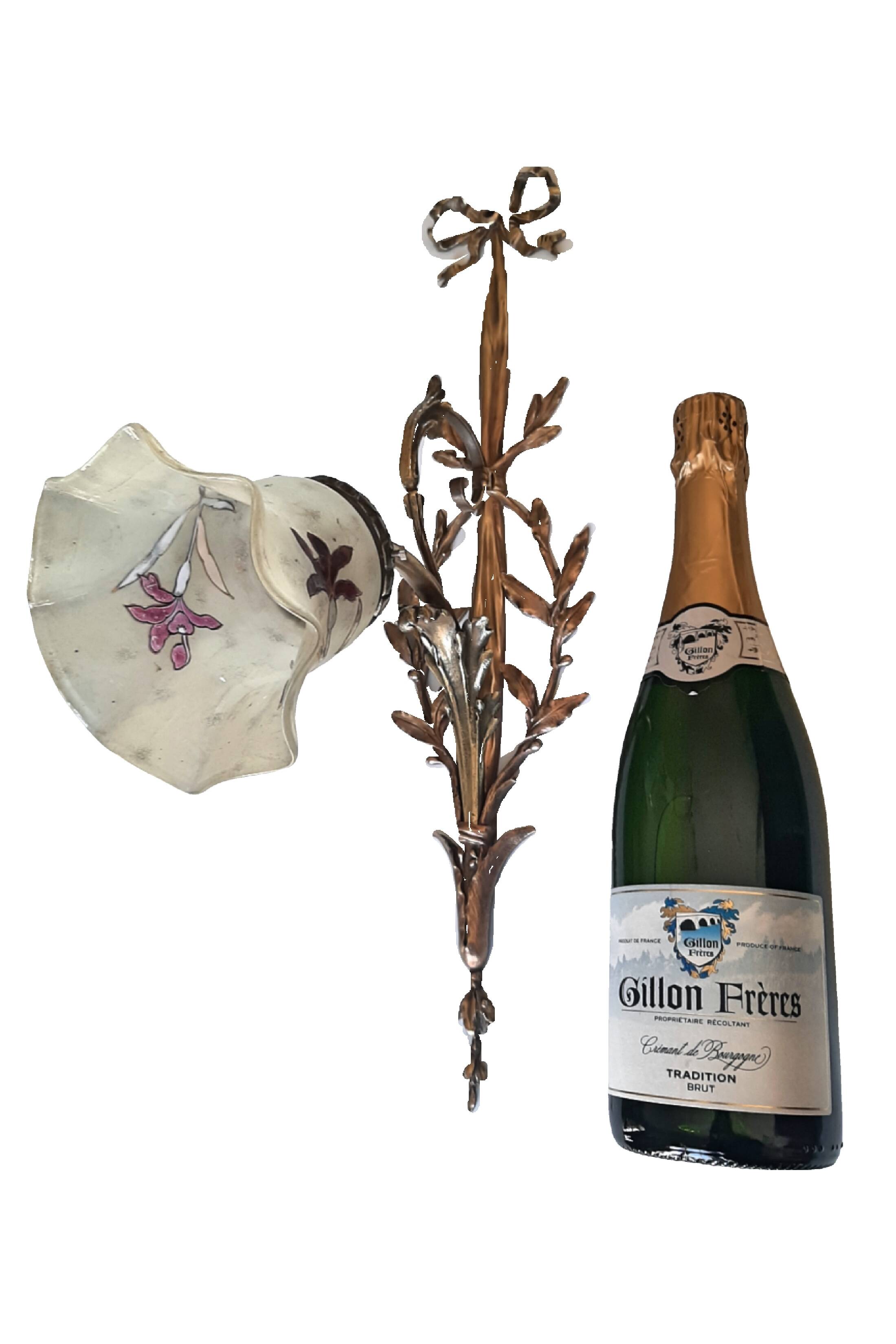 Art Nouveau wall light in bronze and frosted glass