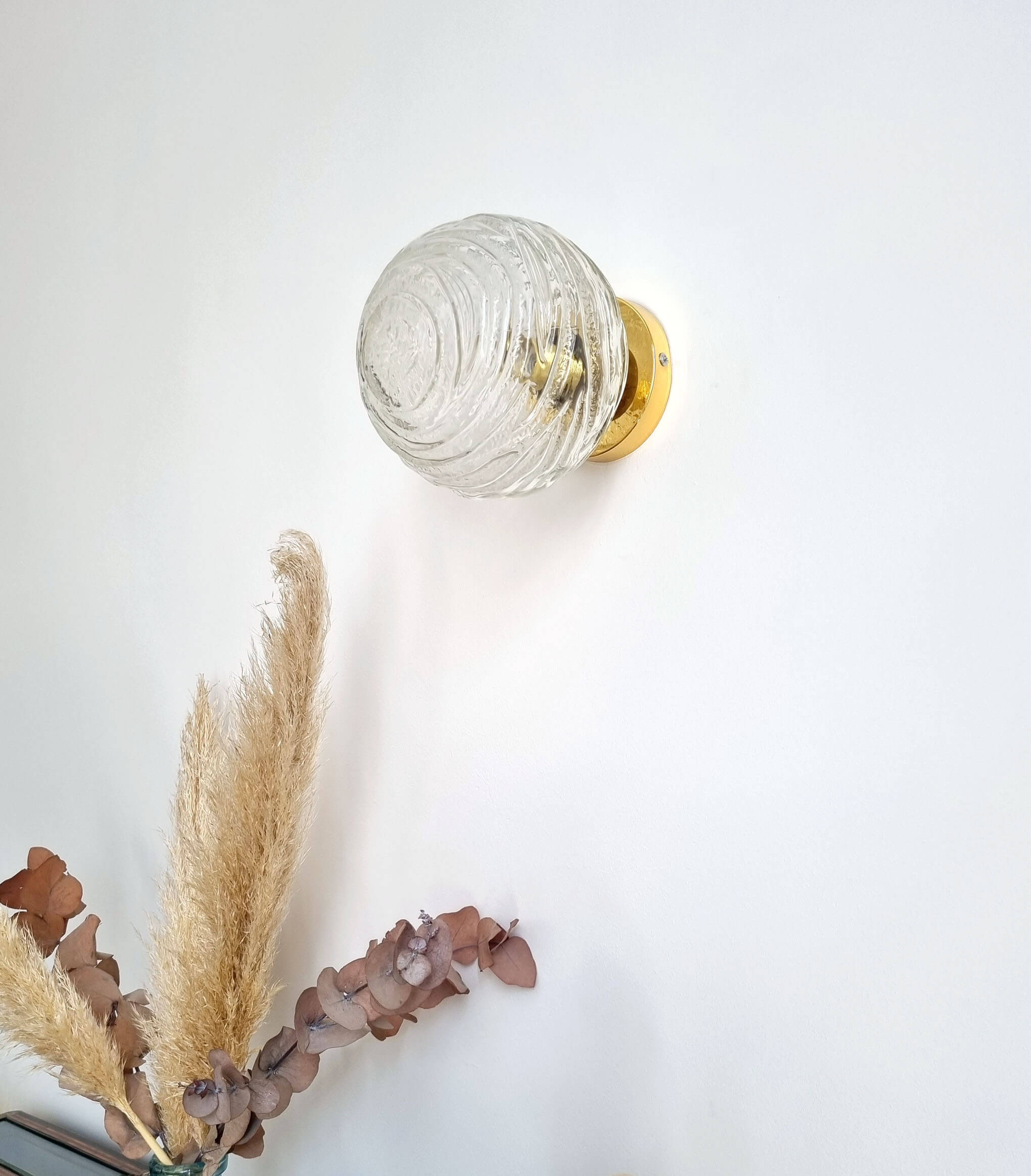 Globe wall lamp *O37