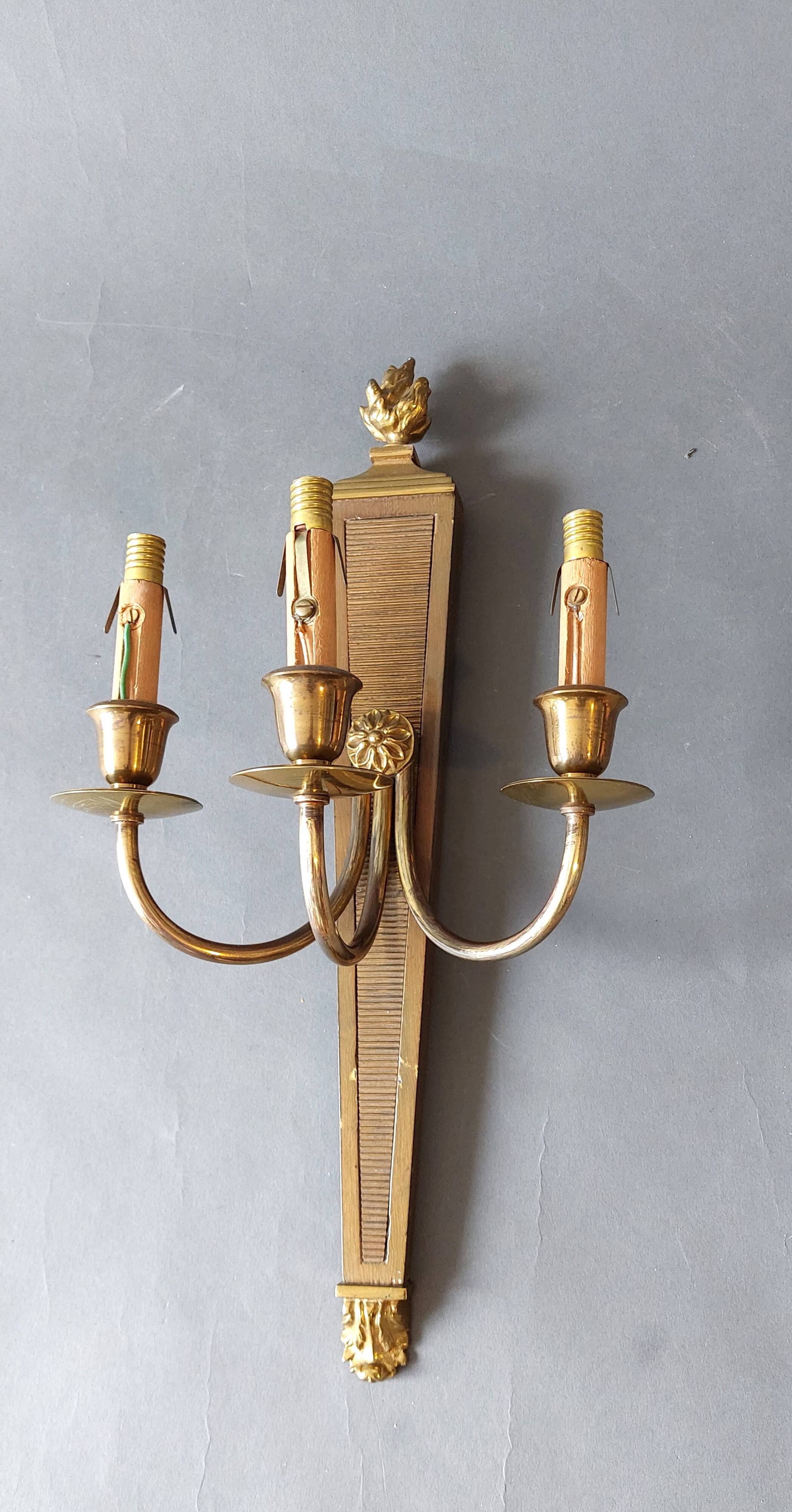Wall lamp in the shape of a 1940 quiver with three arms, gilded brass and solid mahogany.