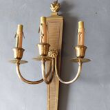 Wall lamp in the shape of a 1940 quiver with three arms, gilded brass and solid mahogany.