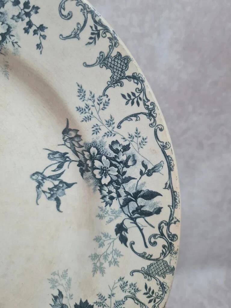 Old plate Terre de Fer Hb & Cie Choisy-le-Roi model Floreal 32 cm