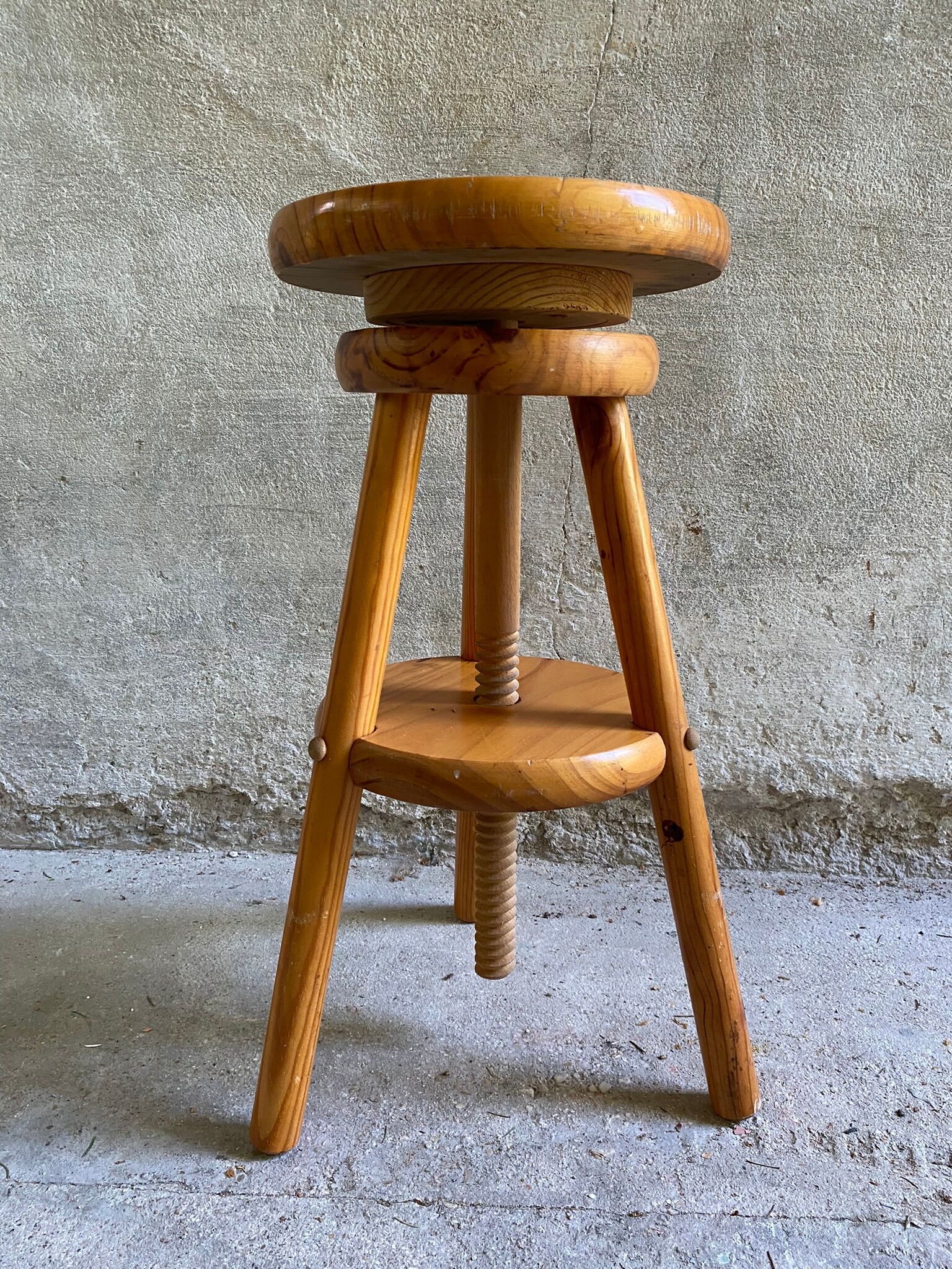 Vintage tripod workshop stool in pitchpin with height-adjustable screws