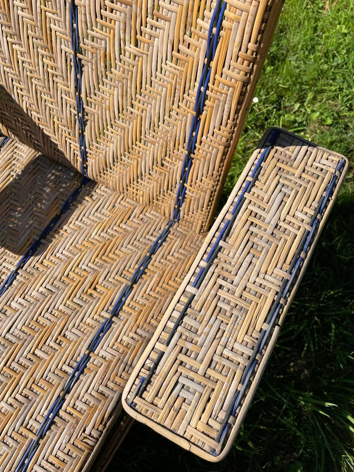 Braided wicker chaise longue, rattan and chestnut