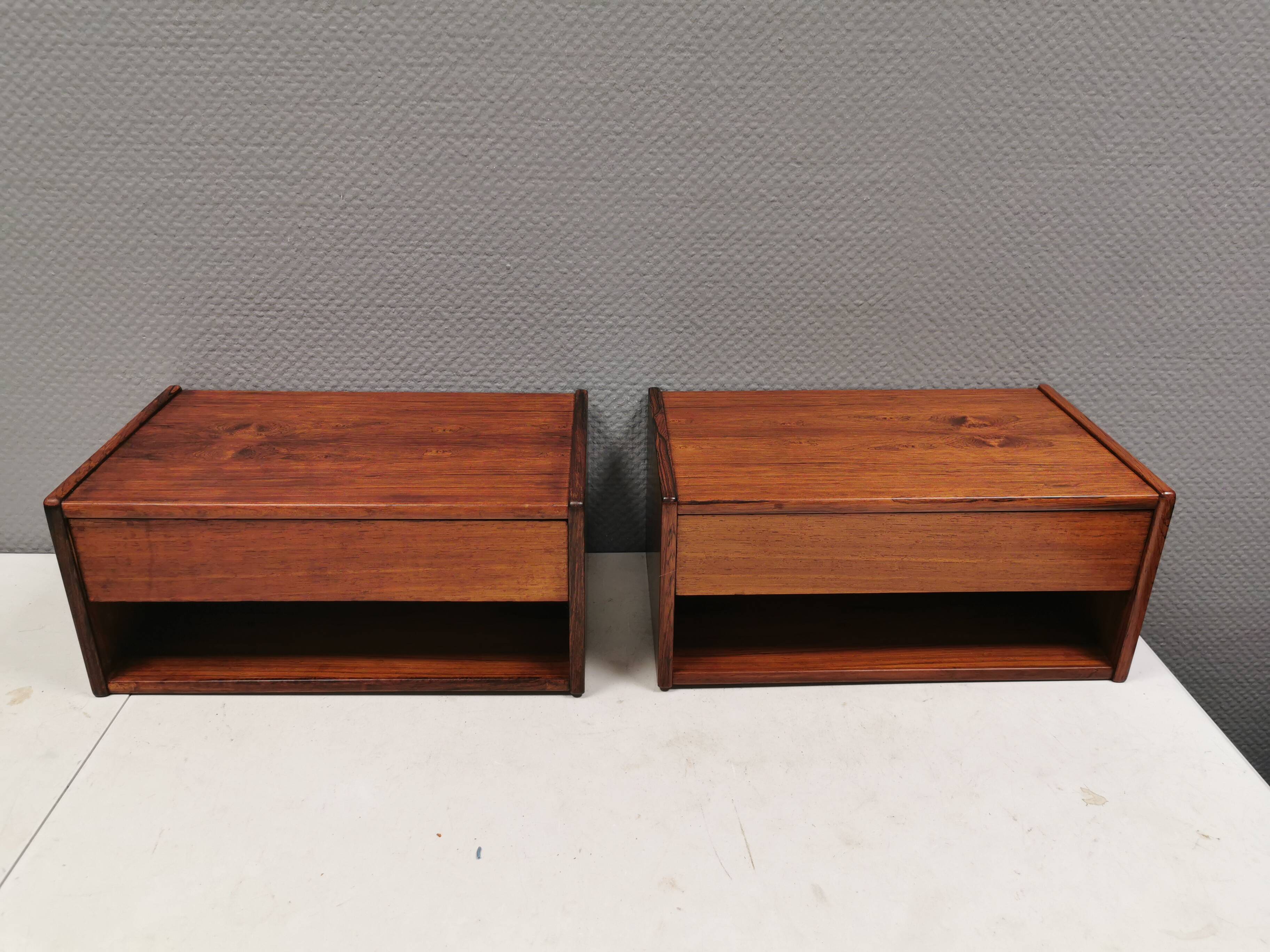 Tables de chevet murales en palissandre. Danoises et des années 1960-70.