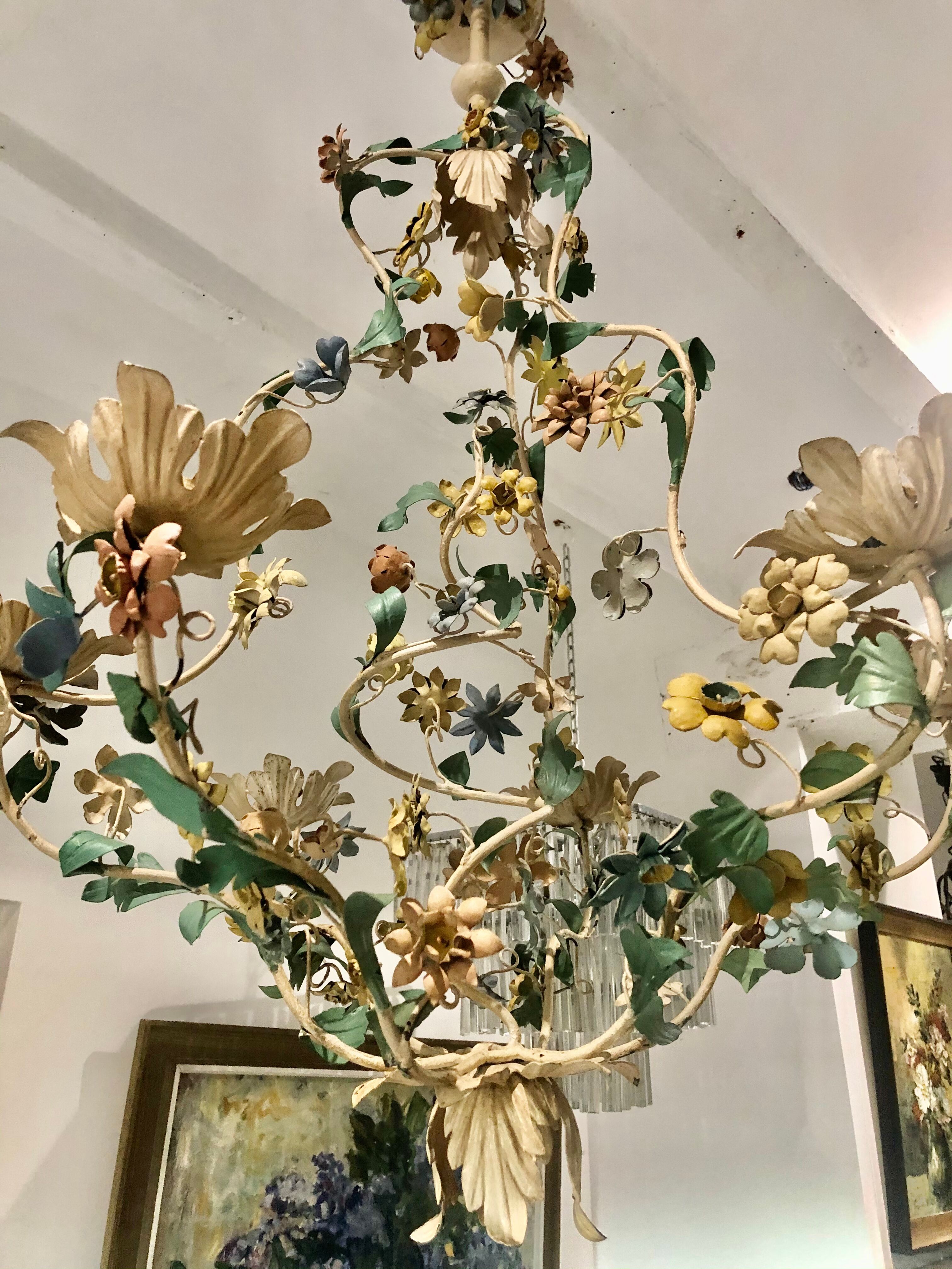Lustre florale en métal peint