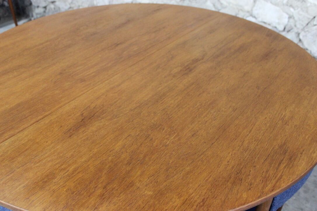 Set dining table 4 chairs by publisher McIntosh