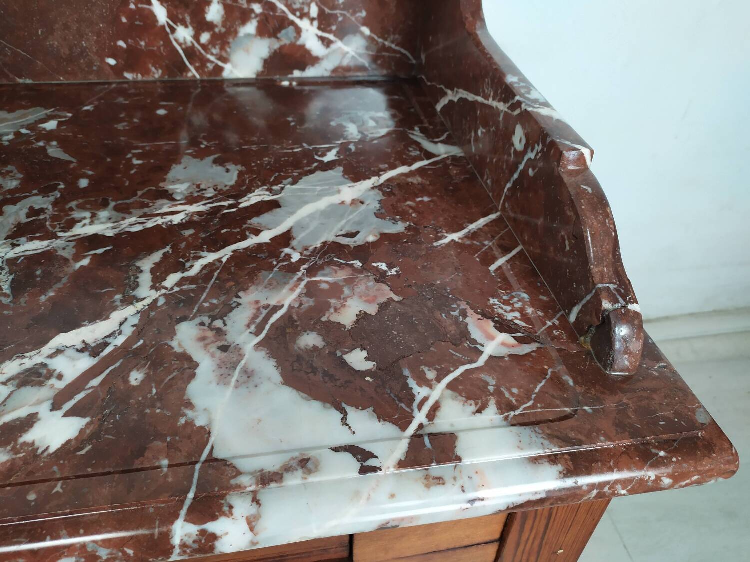 Burgundy marble dressing table