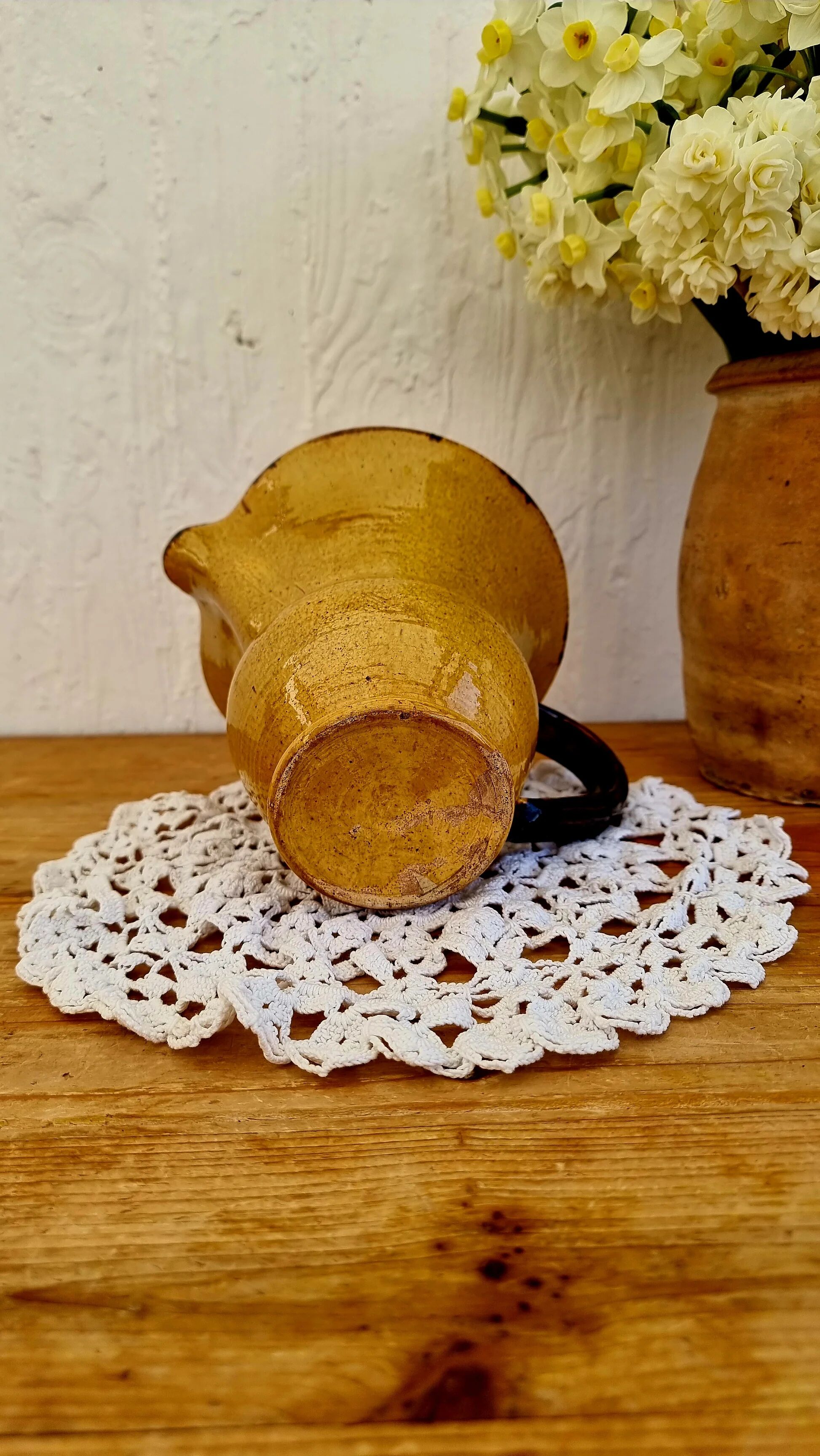Pichet en céramique jaune et marron vintage