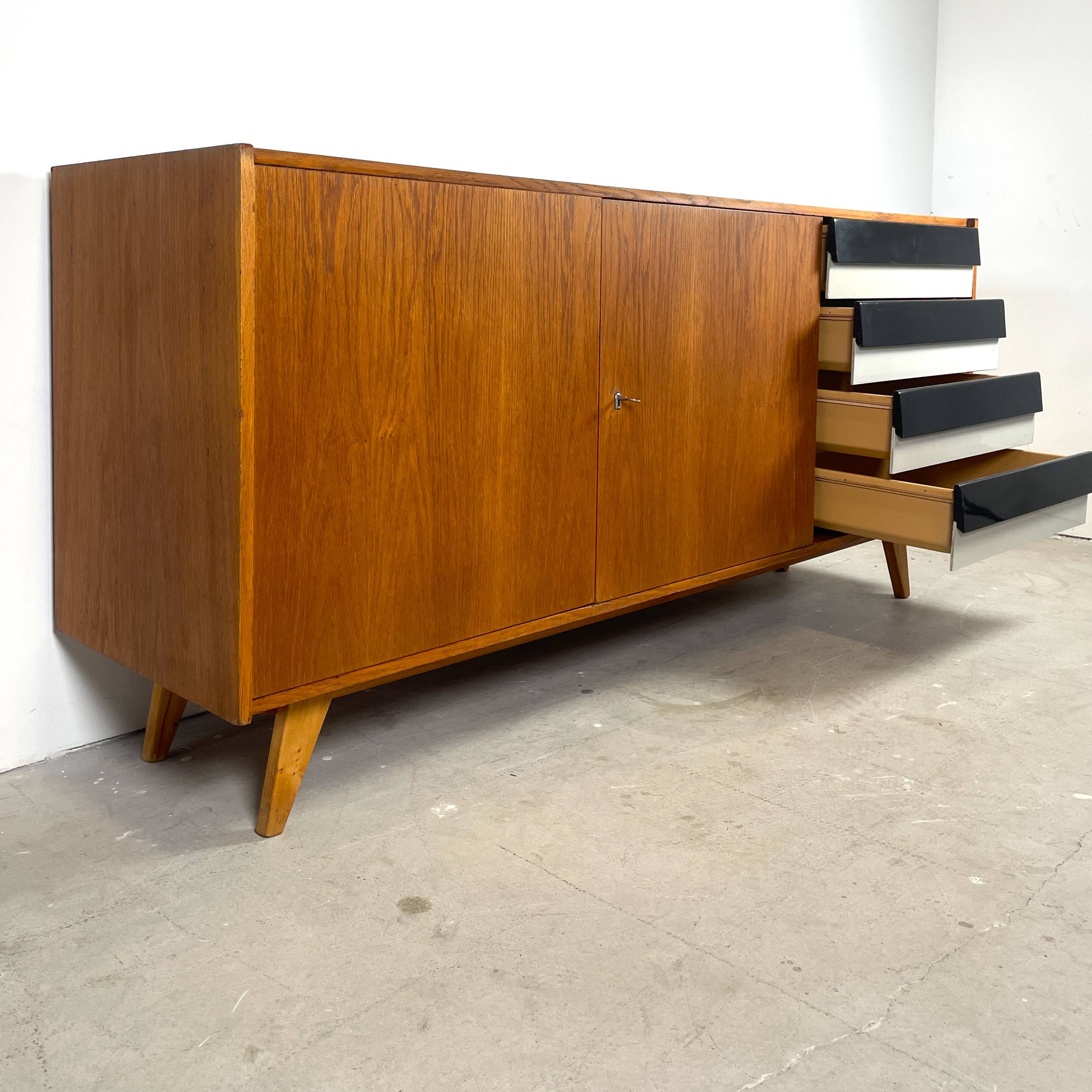 U460 sideboard with black/white drawers, Jiří Jiroutek
