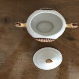 Pot couvert zoomorphe à décor d’hippocampes