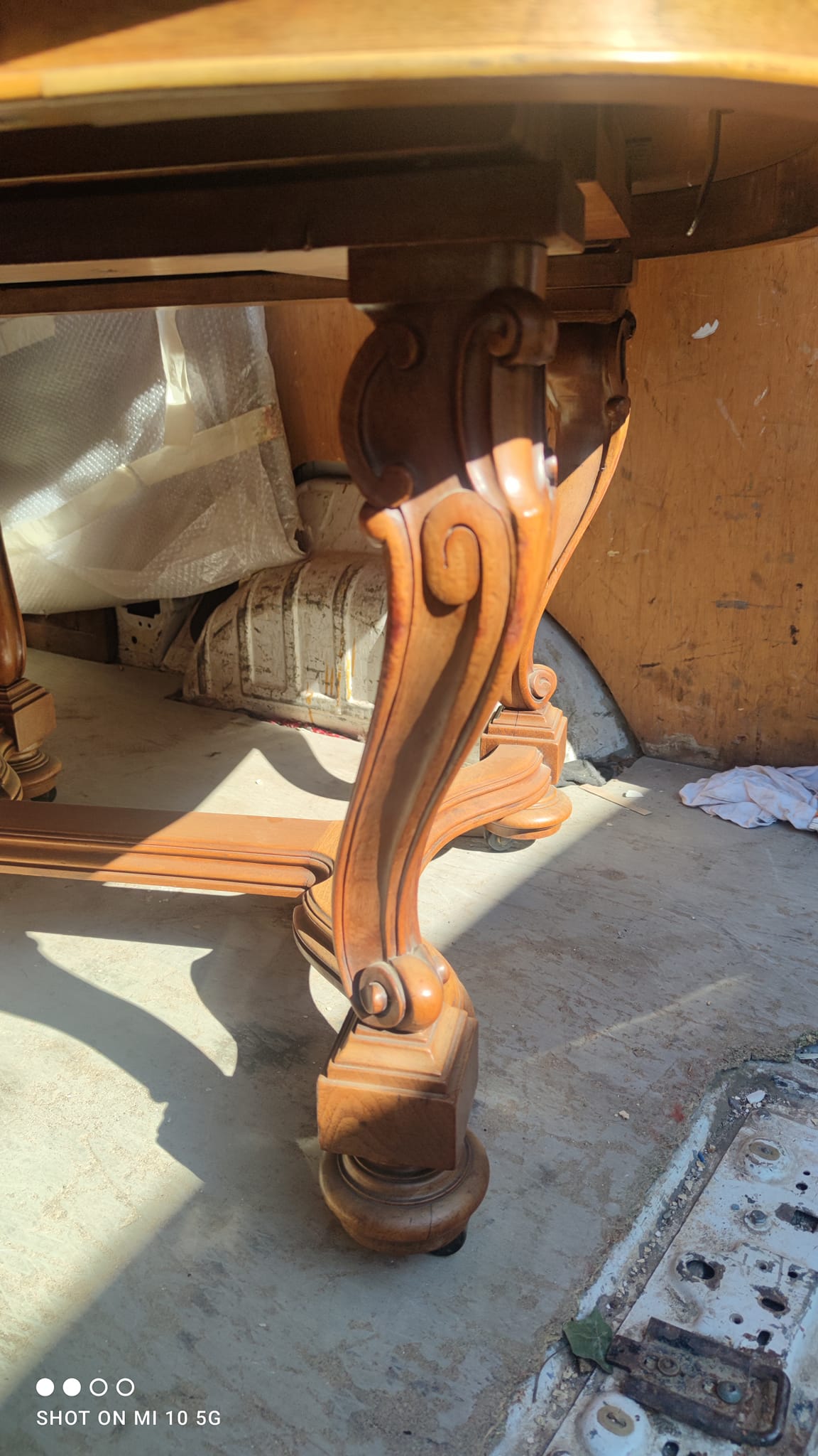 Dining table in solid blond walnut extendable Louis XV style around 1910/20