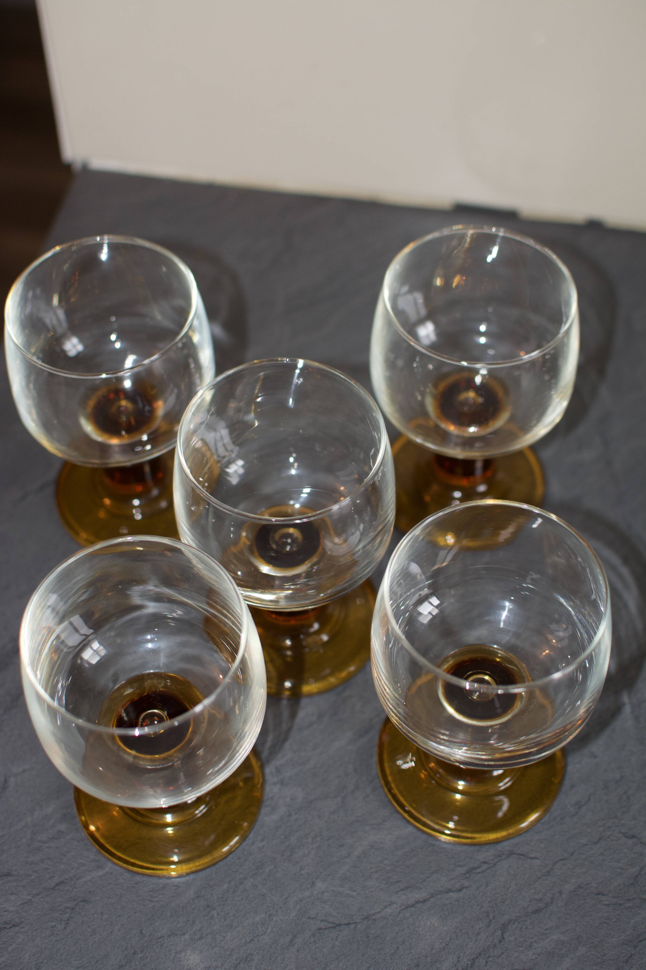 Verres vintage années 70 à pieds bloc ambré