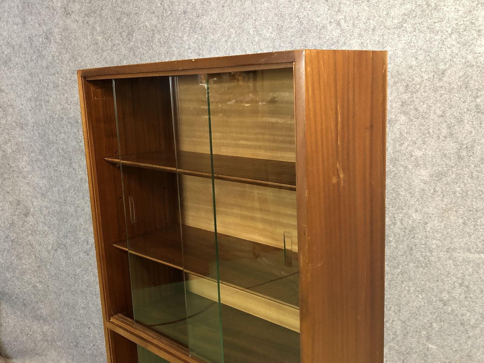 Display with sliding doors in mahogany - 50s