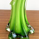 Vase cannelé en verre vert italien en forme de tige courbée, avec pied d'éléphant