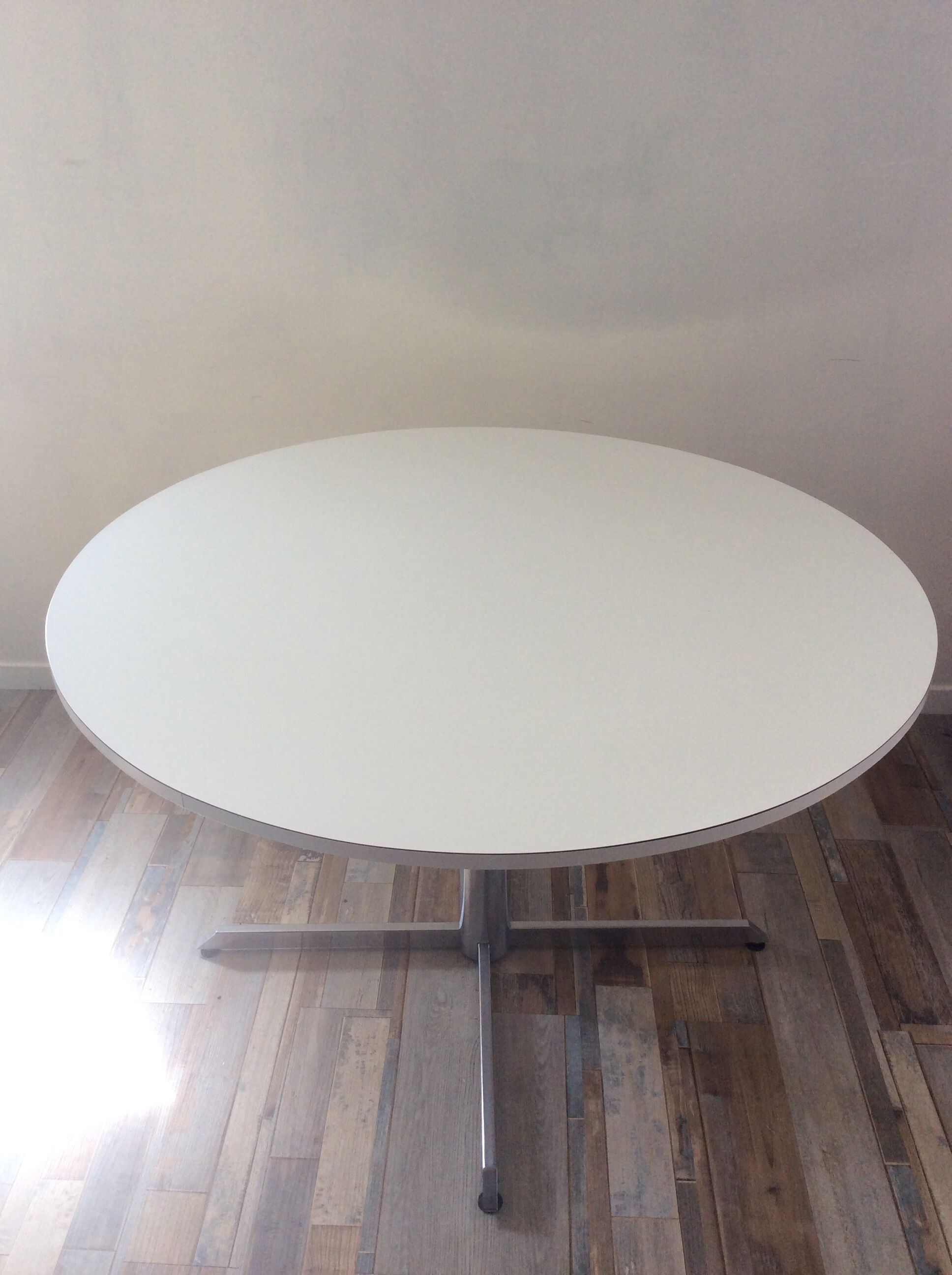 Round dining table of the 70s