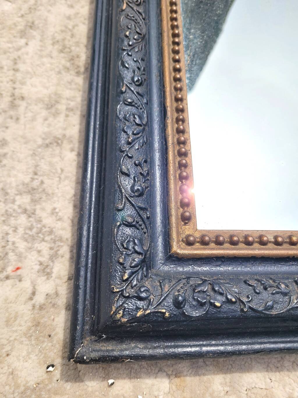 Antique mirror in Napoléon III style, blackened with beaded frieze, 42x55cm.